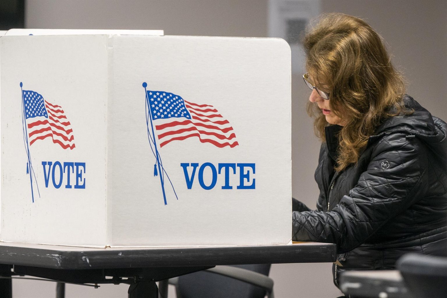 Una votante rellena este martes su papeleta de voto en su Centro de Votación del Condado de Fairfax en Fairfax, Virginia. EFE/ Shawn Thew