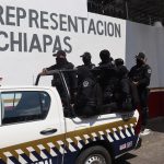 Personal de la policía municipal pertenecientes al grupo de Elementos del Grupo Especial de Reacción e Intervención (GERI), acuden a una estación migratoria para controlar un motín hoy, en la ciudad mexicana de Tapachula, estado de Chiapas (México). EFE/Juan Manuel Blanco