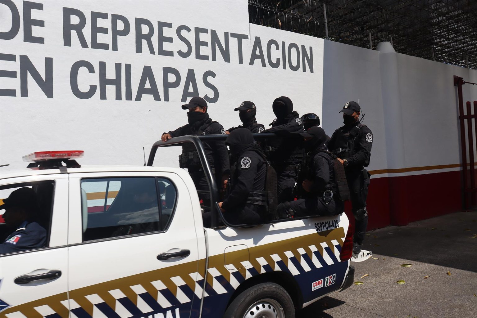 Personal de la policía municipal pertenecientes al grupo de Elementos del Grupo Especial de Reacción e Intervención (GERI), acuden a una estación migratoria para controlar un motín hoy, en la ciudad mexicana de Tapachula, estado de Chiapas (México). EFE/Juan Manuel Blanco