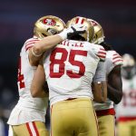 George Kittle (c) de los San Francisco 49ers celebra hoy con sus compañeros un touchdown contra los Arizona Cardinals, durante un juego por la semana 11 de la NFL en el Estadio Azteca en Ciudad de México (México). EFE/Isaac Esquivel