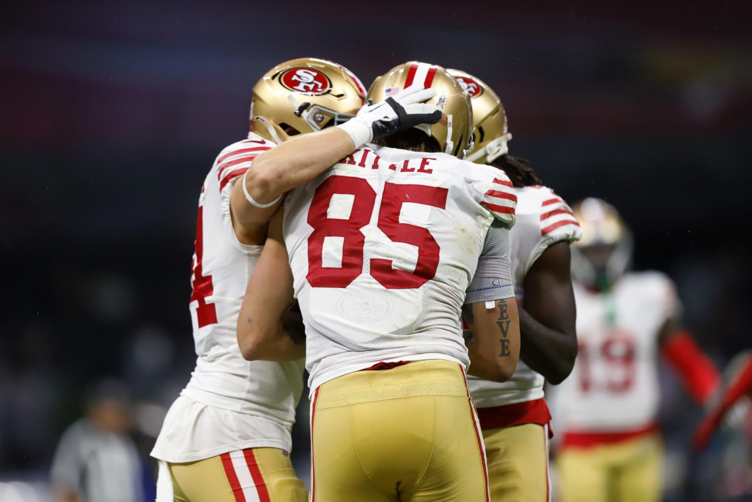 George Kittle (c) de los San Francisco 49ers celebra hoy con sus compañeros un touchdown contra los Arizona Cardinals, durante un juego por la semana 11 de la NFL en el Estadio Azteca en Ciudad de México (México). EFE/Isaac Esquivel