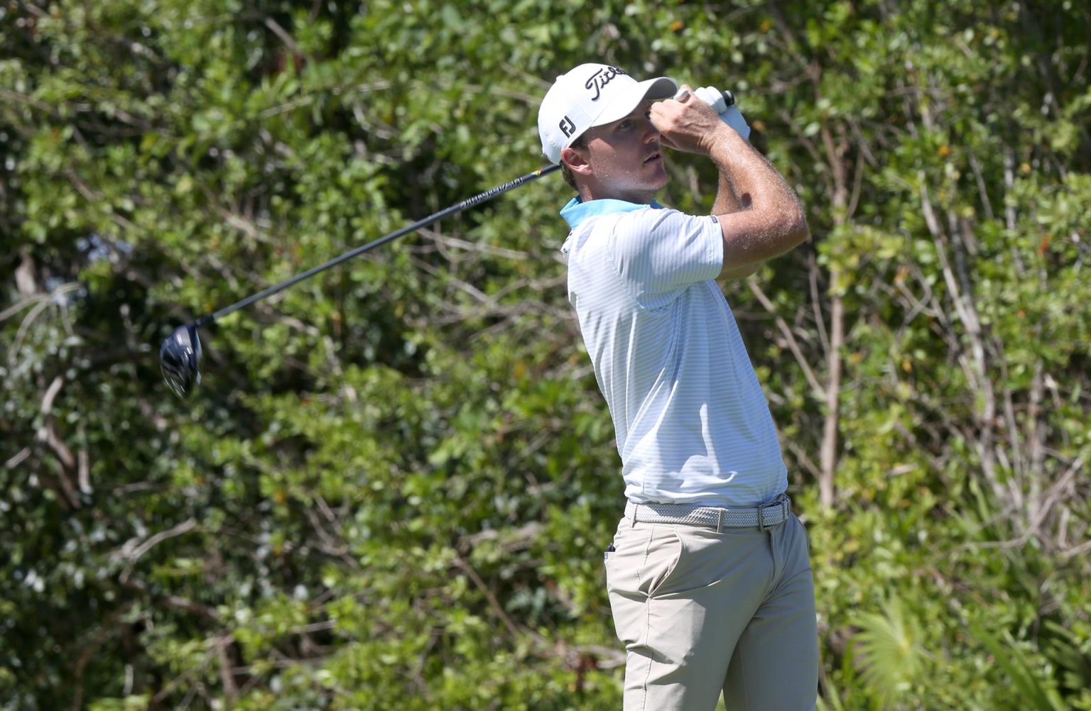 El golfista estadounidense Russell Henley en acción durante el Torneo Mayakoba del Club de Golf El Camaleón, en Playa del Carmen, estado de Quintana Roo (México). EFE/ Alonso Cupul