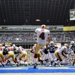 El pateador de los 49es de San Francisco Andy Lee (c) se ve forzado a patear el ovoide desde la zona de anotación contra los Vaqueros de Dallas. EFE/LARRY W. SMITH
FOTO RESUMEN DEL AÑO DE LA AGENCIA EPA: NOVIEMBRE 2008