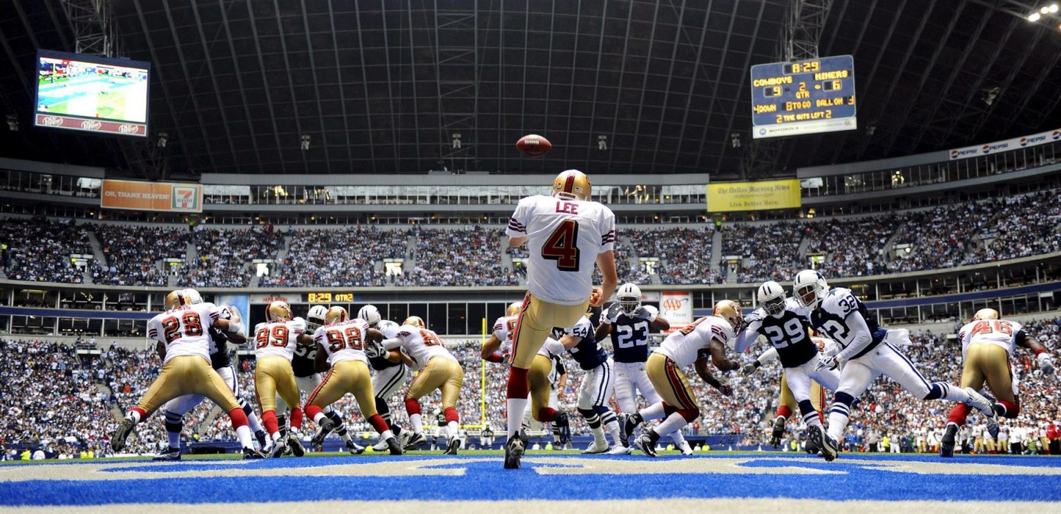 El pateador de los 49es de San Francisco Andy Lee (c) se ve forzado a patear el ovoide desde la zona de anotación contra los Vaqueros de Dallas. EFE/LARRY W. SMITH
FOTO RESUMEN DEL AÑO DE LA AGENCIA EPA: NOVIEMBRE 2008