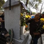 Cientos de personas asisten hoy a honrar a sus familiares muertos en el Panteón Xilotepec en la Ciudad de México (México).  EFE/José Méndez