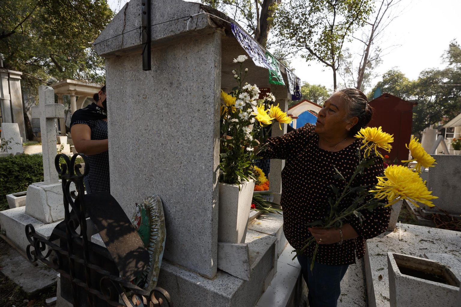 Cientos de personas asisten hoy a honrar a sus familiares muertos en el Panteón Xilotepec en la Ciudad de México (México).  EFE/José Méndez