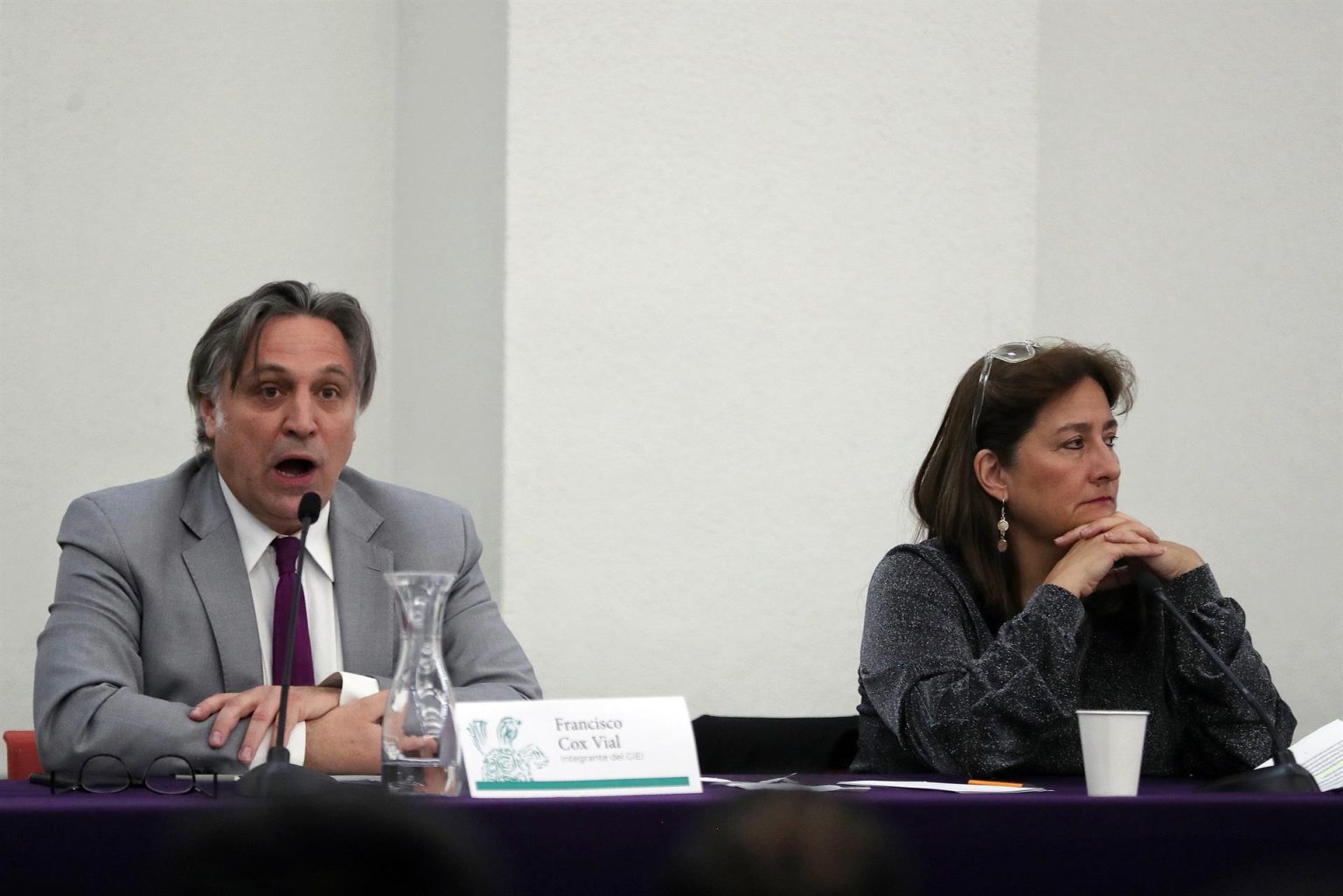 Los integrantes del Grupo Interdisciplinario de Expertos Independientes (GIEI), Francisco Cox (i) y Angela Buitrago (d), participan en una rueda de prensa hoy, en Ciudad de México (México). EFE/ Sáshenka Gutiérrez