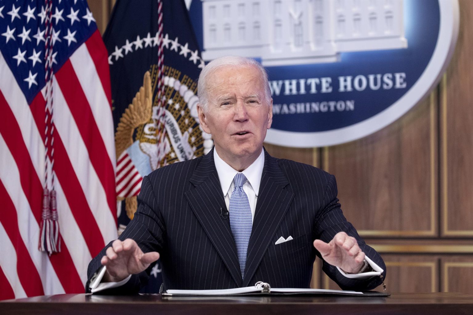 Fotografía de archivo del 18 de noviembre de 2022 donde aparece el presidente de los Estados Unidos, Joe Biden, mientras habla durante un evento en el edificio de la Oficina Ejecutiva Eisenhower, en la Casa Blanca en Washington (EE.UU.). EFE/ Michael Reynolds ARCHIVO