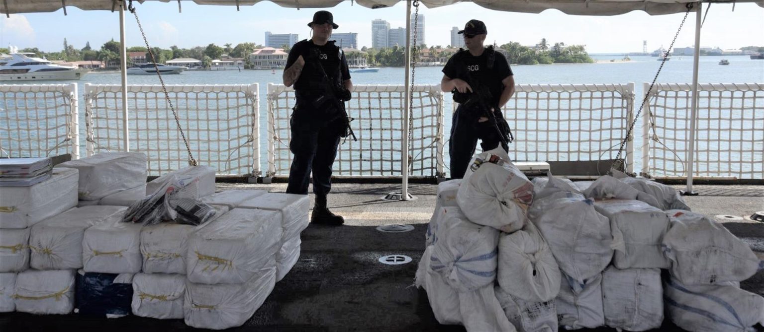 Fotografía fechada el 11 de noviembre de 2022 cedida por la Guardia Costera de Estados Unidos donde aparecen unos miembros de la tripulación del guardacostas Northland mientras vigilan los fardos de la droga incautada en Port Everglades, Florida. EFE/Guardia Costera EEUU /SOLO USO EDITORIAL /NO VENTAS /SOLO DISPONIBLE PARA ILUSTRAR LA NOTICIA QUE ACOMPAÑA /CRÉDITO OBLIGATORIO