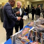 Fotografía sin fecha cedida por Stevin Camargo donde aparece el periodista y político venezolano Leocenis García (i) hablando con el secretario general de la Organización de Estados Americanos (OEA) Luis Almagro durante la presentación del libro "Estamos Unidos" en la sede del organismo en Washington. EFE/Stevin Camargo /SOLO USO EDITORIAL /NO VENTAS /SOLO DISPONIBLE PARA ILUSTRAR LA NOTICIA QUE ACOMPAÑA /CRÉDITO OBLIGATORIO