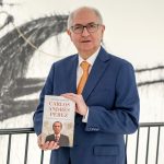 El dirigente opositor y exalcalde metropolitano de Caracas, Antonio Ledezma, posa para Efe mostrando su libro "Carlos Andrés Pérez, el presidente que murió dos veces" (Editorial Almuzara, 2022) hoy martes en el Museo Americano de la Diáspora Cubana en Miami, Florida. EFE/Giorgio Viera