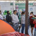 Migrantes en fila para recibir alimentos en el albergue Movimiento Juventud 2000, el 16 de noviembre de 2022, en Tijuana, Baja California (México). EFE/Joebeth Terríquez