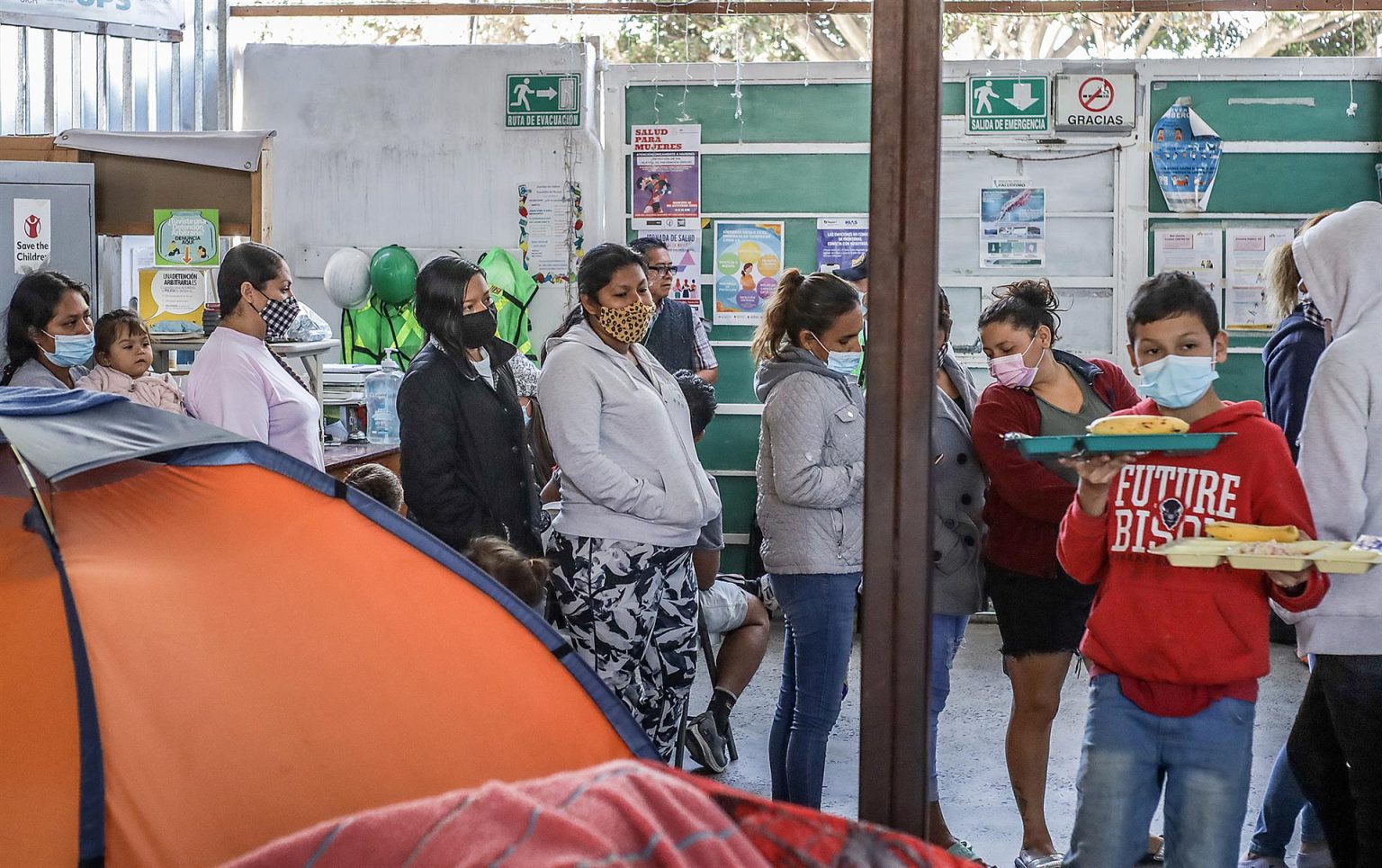 Migrantes en fila para recibir alimentos en el albergue Movimiento Juventud 2000, el 16 de noviembre de 2022, en Tijuana, Baja California (México). EFE/Joebeth Terríquez