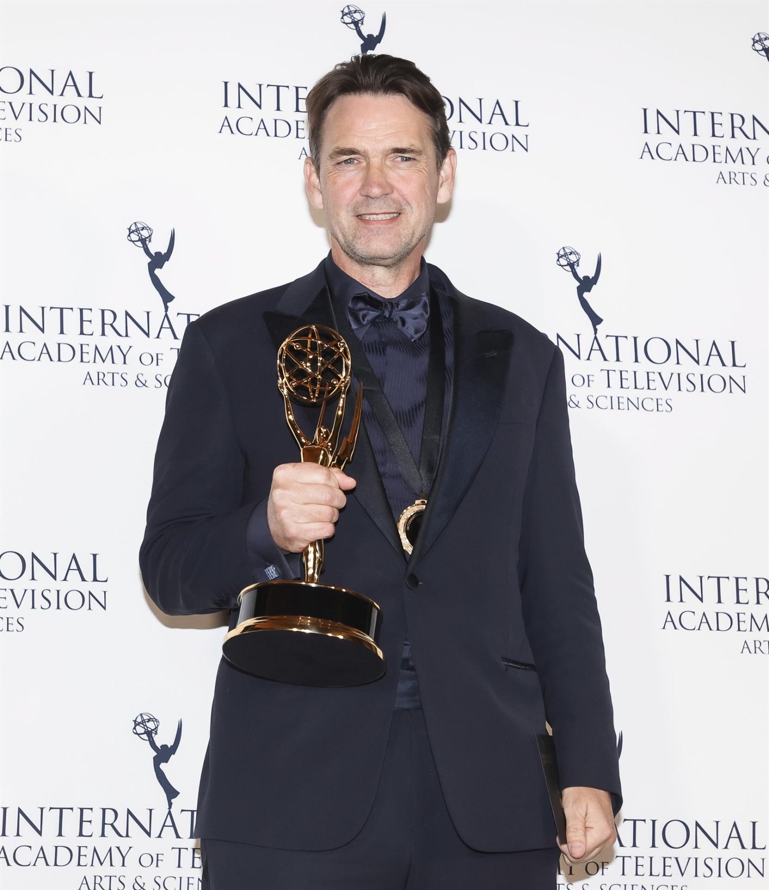 Dougray Scott recibe su Premio Emmy Internacional 2022 a Mejor Actor en Nueva York, Estados Unidos. EFE/EPA/JASON SZENES