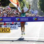 Fotografía de archivo, tomada el pasado 18 de julio, en la que se registró a la atleta etíope Gotytom Gebreslase (c), al ganar el maratón femenino de los Mundiales de Atletismo de Oregon 2022, en Eugene (Oregon, EE.UU.). EFE/Erik S. Lesser