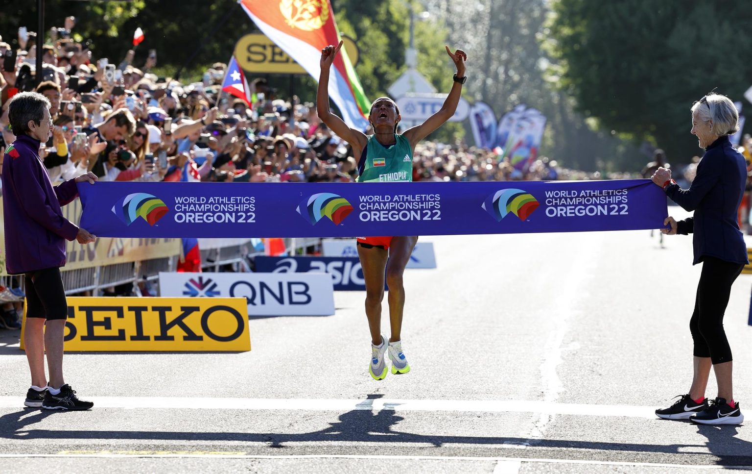 Fotografía de archivo, tomada el pasado 18 de julio, en la que se registró a la atleta etíope Gotytom Gebreslase (c), al ganar el maratón femenino de los Mundiales de Atletismo de Oregon 2022, en Eugene (Oregon, EE.UU.). EFE/Erik S. Lesser