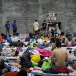 Fotografía de archivo de personas migrantes de origen venezolano, incluidos niños, que descansan en un refugio temporal, en Ciudad de Panamá (Panamá). EFE/ Bienvenido Velasco