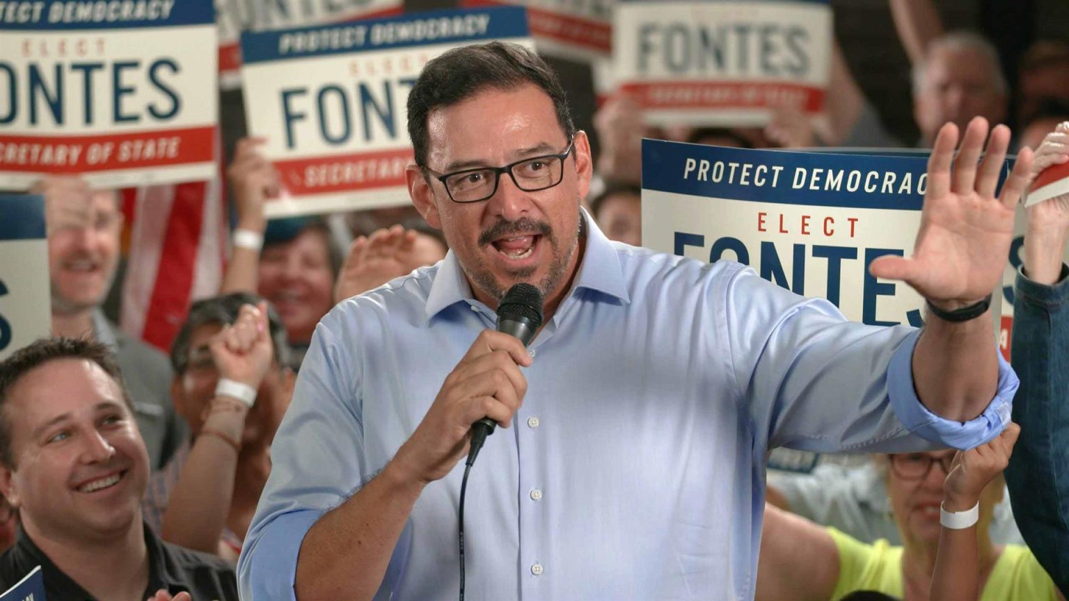 Fotografía de campaña cedida donde aparece el candidato demócrata a la Secretaría de Estado de Arizona, Adrian Fontes, quien previamente fue director del Departamento de Elecciones del condado Maricopa. EFE/Elect Fontes /SOLO USO EDITORIAL /NO VENTAS /SOLO DISPONIBLE PARA ILUSTRAR LA NOTICIA QUE ACOMPAÑA /CRÉDITO OBLIGATORIO