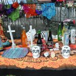 Vista del altar del Día de los muertos dedicado a los migrantes fallecidos en la frontera, instalado hoy en la capilla al aire libre de "El Tiradito" en la ciudad de Tucson, Arizona (EE. UU). EFE/María León