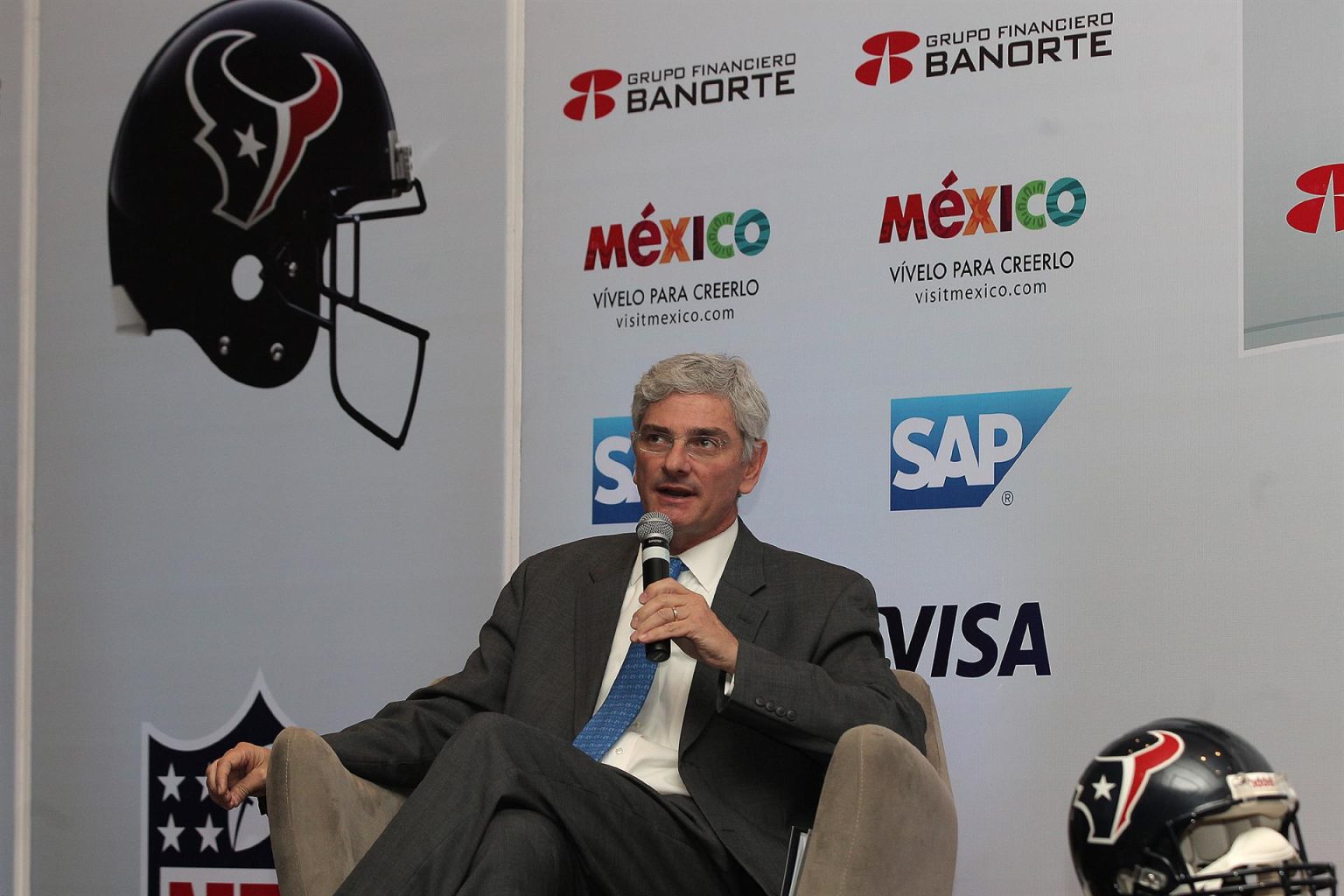 Fotografía de archivo del representante de la oficina de la National Football League (NFL, en español Liga Nacional de Fútbol Americano en México), Arturo Olivé. EFE/Alex Cruz