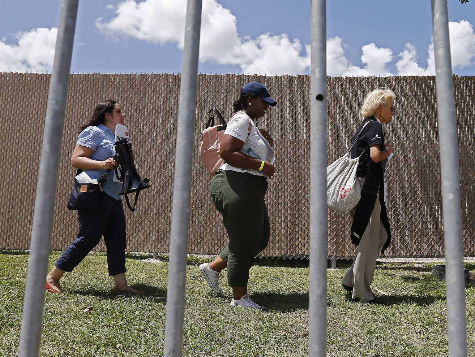 Mujeres miembros del grupo Womens of Faith (Mujeres de Fe) se reúnen para orar afuera del Centro de Procesamiento Central de la Patrulla Fronteriza estadounidense, imagen de archivo. EFE/Larry W. Smith