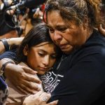 Fotografía de archivo de una mujer que llora mientras abraza a una niña, durante una reunión de la comunidad en el recinto ferial del condado de Uvadle, tras un tiroteo masivo en la escuela primaria Robb en Uvalde, Texas, Estados Unidos. EFE/ Tannen Maury