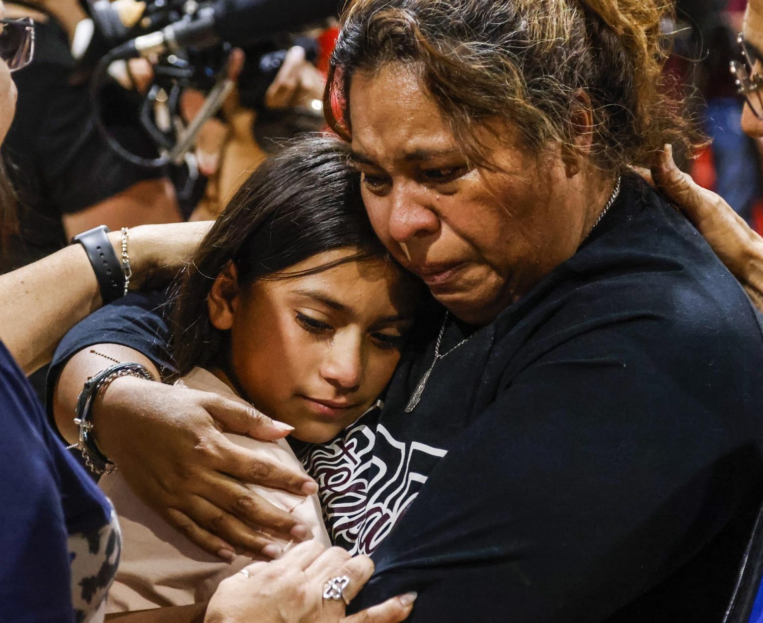 Fotografía de archivo de una mujer que llora mientras abraza a una niña, durante una reunión de la comunidad en el recinto ferial del condado de Uvadle, tras un tiroteo masivo en la escuela primaria Robb en Uvalde, Texas, Estados Unidos. EFE/ Tannen Maury