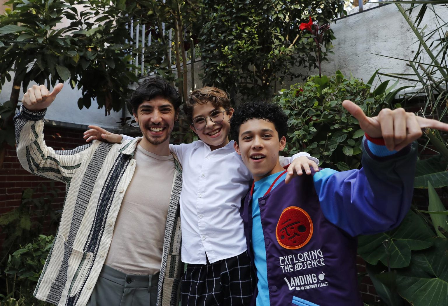 Los actores mexicanos Sebastián Dante (i), Kaled Acab (c) y Sebastián García (d), posan al termino de una entrevista con EFE el 18 de noviembre de 2022, en Ciudad de México (México). EFE/Alex Cruz