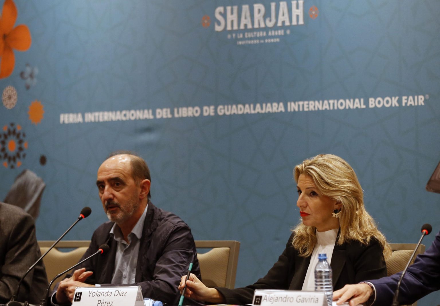 El filósofo y ensayista español Daniel Innerarity (i) y la vicepresidenta segunda y ministra de Trabajo del Gobierno de España, Yolanda Díaz (d), participan en la mesa de diálogo "Encuentro Internacional de Gobierno y Sociedad Civil" hoy, en el marco de la Feria Internacional del Libro (FIL) de Guadalajara, en Jalisco (México). EFE/ Francisco Guasco