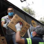 Dos trabajadores descargan cajas de cerveza en la Ciudad de México. Imagen de archivo. EFE/ Sáshenka Gutiérrez