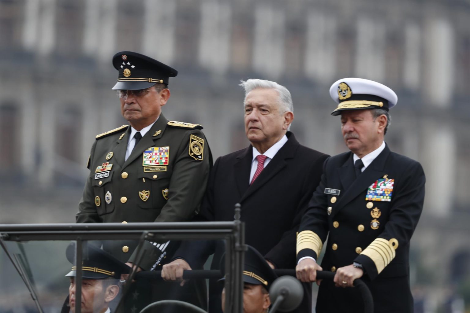 El presidente de México, Andrés Manuel López Obrador (c), acompañado del Secretario de la Defensa Nacional, Luis Cresencio Sandoval (i), y del secretario de Marina, José Rafael Ojeda (d), participan en el desfile cívico militar del 112 aniversario de la Revolución Mexicana hoy, en la Ciudad de México (México). EFE/ Mario Guzmán