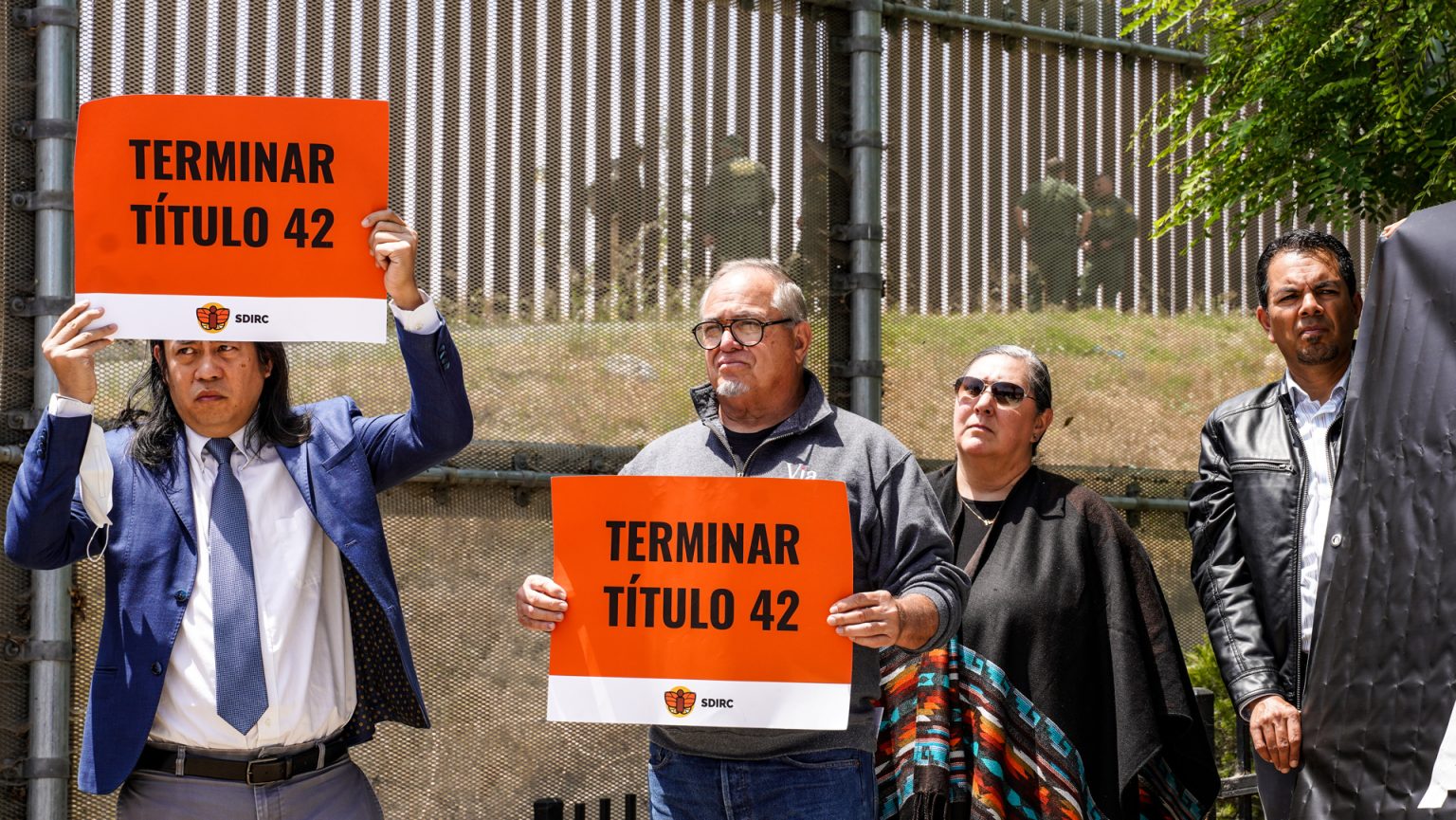 Unas personas sostienen pancartas del Consorcio de Derechos de los Inmigrantes de San Diego (SDIRC) que piden poner fin al Título 42 en San Diego, California. EFE/Manuel Ocaño