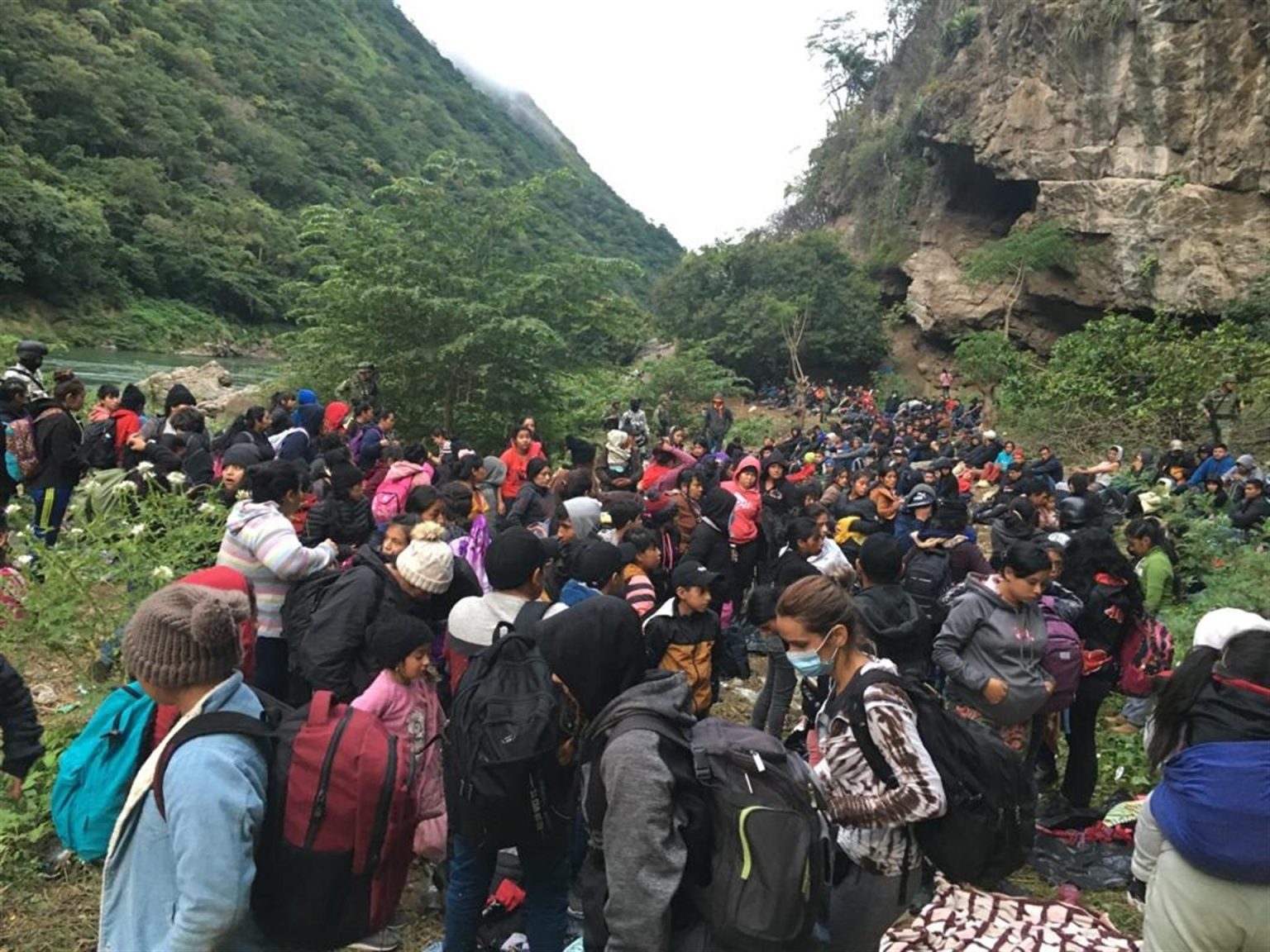 Cientos de migrantes son vistos hoy cerca al poblado de Copainalá, estado de Chiapas (México). EFE/Juan Manuel Blanco
