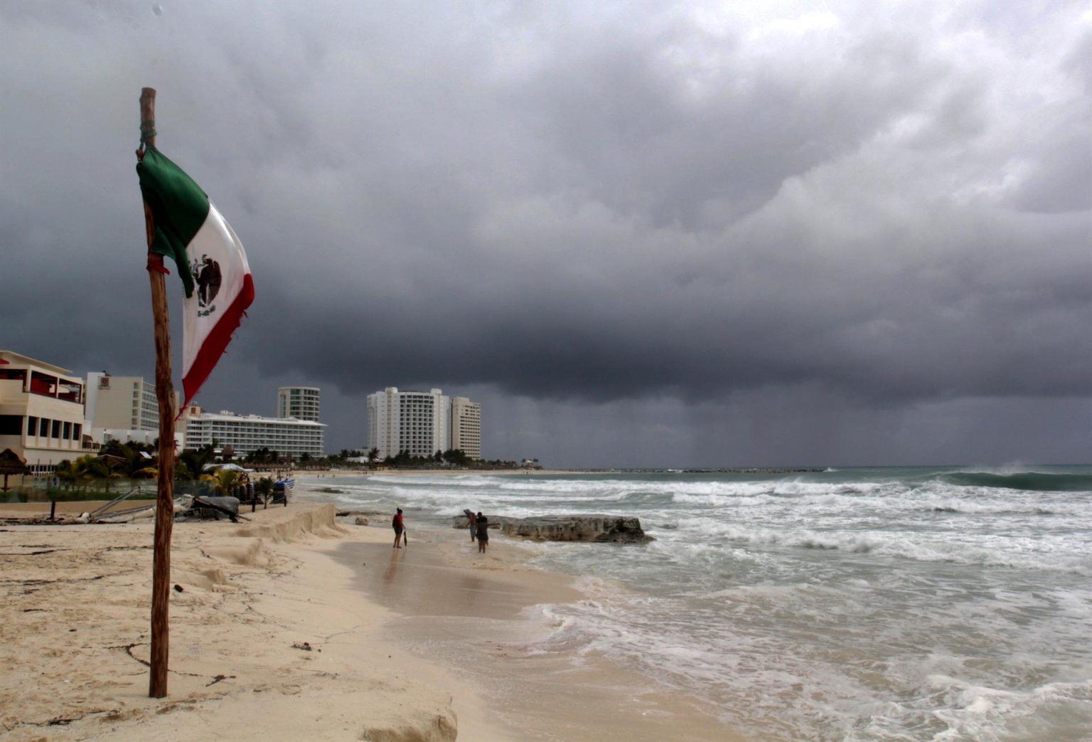 Fotografía de archivo de los efectos de una depresión marítima, consecuencia del paso de un huracán en el estado de Quintana Roo (México). EFE/Alonso Cupul