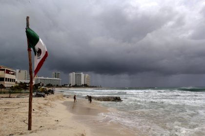 Fotografía de archivo de los efectos de una depresión marítima, consecuencia del paso de un huracán en el estado de Quintana Roo (México). EFE/Alonso Cupul