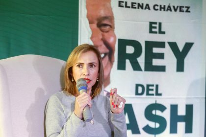 La escritora mexicana Elena Chávez habla hoy, durante una conferencia de prensa, en la Ciudad de México (México). . EFE/Isaac Esquivel