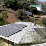Vista de paneles solares ubicados en una ladera en la comunidad de Topanga, en Los Ángeles, California (EE.UU.). EFE/Mike Nelson