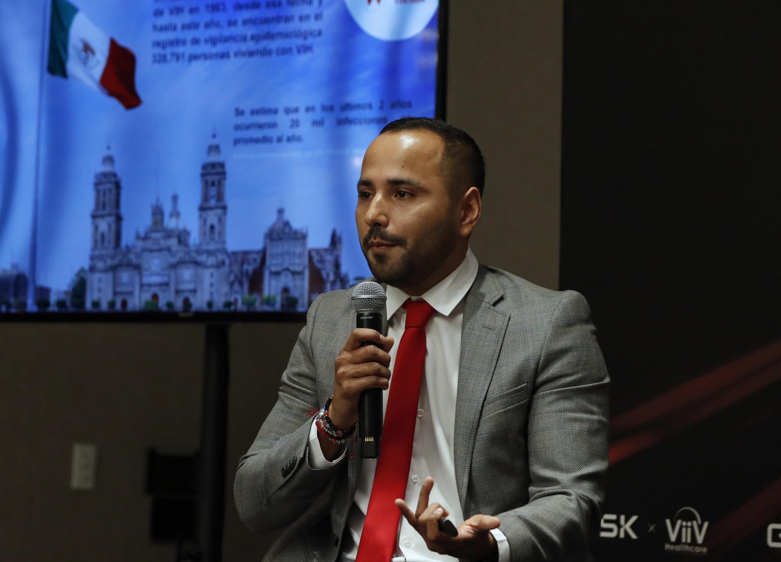 El médico especialista en infectología del Centro Médico ABC, Armando Calderón, participa en una rueda de prensa, el 29 de noviembre de 2022, en la Ciudad de México (México). EFE/ Mario Guzmán