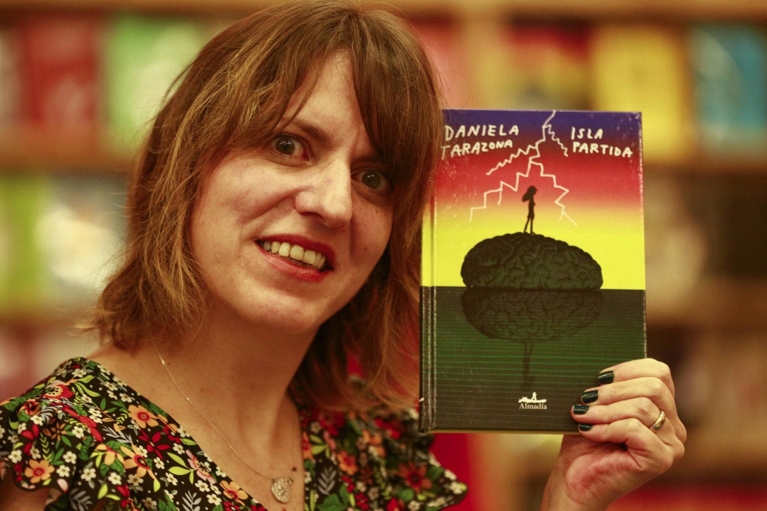 La escritora mexicana Daniela Tarazona, posa al termino de una entrevista con EFE, el 1 de diciembre de 2022, en el marco de la 36 edición de la Feria Internacional del Libro (FIL) de Guadalajara, en Jalisco (México).  EFE/ Francisco Guasco