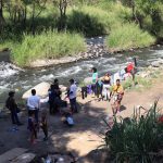 Grupos de personas migrantes se establecen en un campamento improvisado a orillas del Río Coatán hoy, en la ciudad de Tapachula, estado de Chiapas (México). EFE/ Juan Manuel Blanco