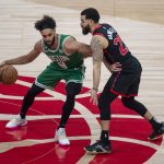 El guardia de los Boston Celtics, Derrick White (izq.), en acción contra el guardia de los Toronto Raptors, Fred VanVleet (der.), hoy durante la primera mitad del partido de baloncesto de la NBA entre los Boston Celtics y los Toronto Raptors en el Scotiabank Arena Canadá, (EE.UU). EFE/Eduardo Lima