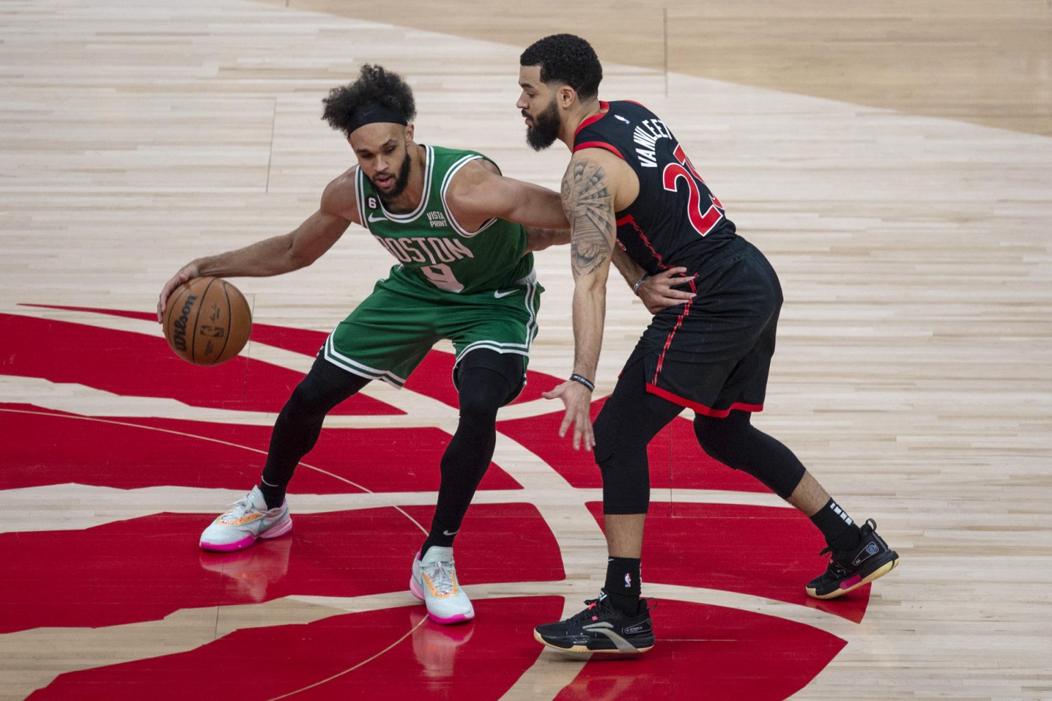 El guardia de los Boston Celtics, Derrick White (izq.), en acción contra el guardia de los Toronto Raptors, Fred VanVleet (der.), hoy durante la primera mitad del partido de baloncesto de la NBA entre los Boston Celtics y los Toronto Raptors en el Scotiabank Arena Canadá, (EE.UU). EFE/Eduardo Lima