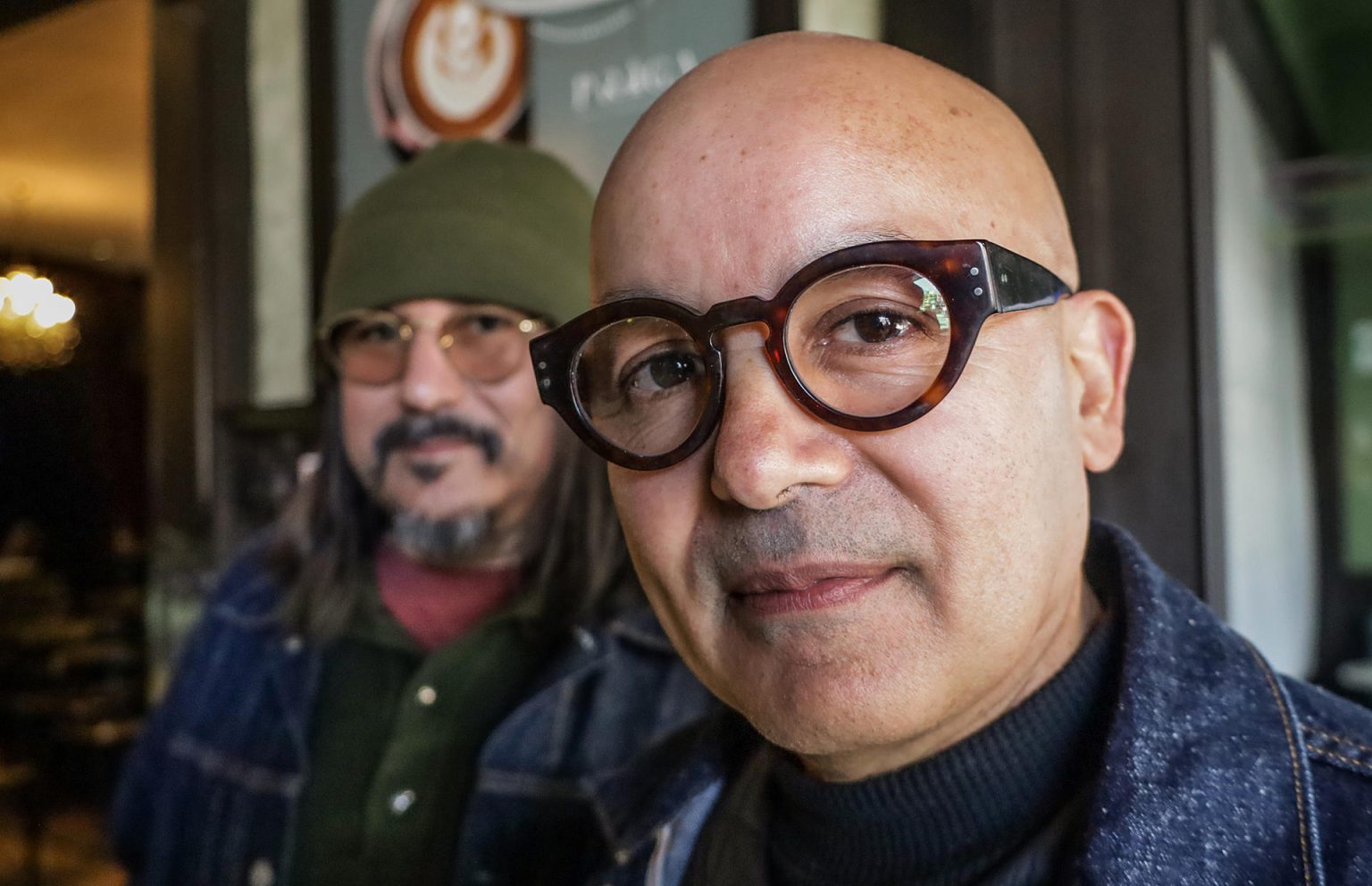 Los integrantes del grupo Nortec Collective, Pepe Mogt "Fussible" (i) y Ramón Amezcua "Bostich", posan al término de una entrevista con EFE hoy, en la ciudad de Tijuana, Baja California (México). EFE/Joebeth Terriquez