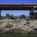 Elementos de la Guardia Nacional estadounidense implementan un operativo a orillas del Río Bravo para evitar el cruce de migrantes hoy, en la frontera con Ciudad Juárez, Chihuahua (México). EFE/Luis Torres