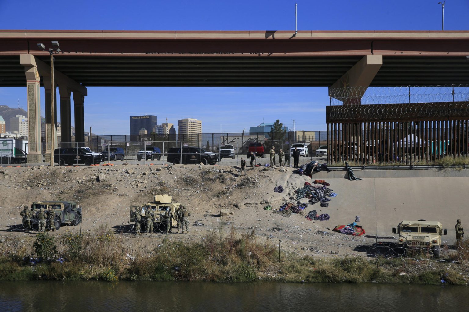 Elementos de la Guardia Nacional estadounidense implementan un operativo a orillas del Río Bravo para evitar el cruce de migrantes hoy, en la frontera con Ciudad Juárez, Chihuahua (México). EFE/Luis Torres