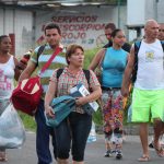 Vista de varios inmigrantes cubanos esperan ser ubicados en hoteles en Paso Canoas (Panamá). Imagen de archivo. EFE/Marcelino Rosario