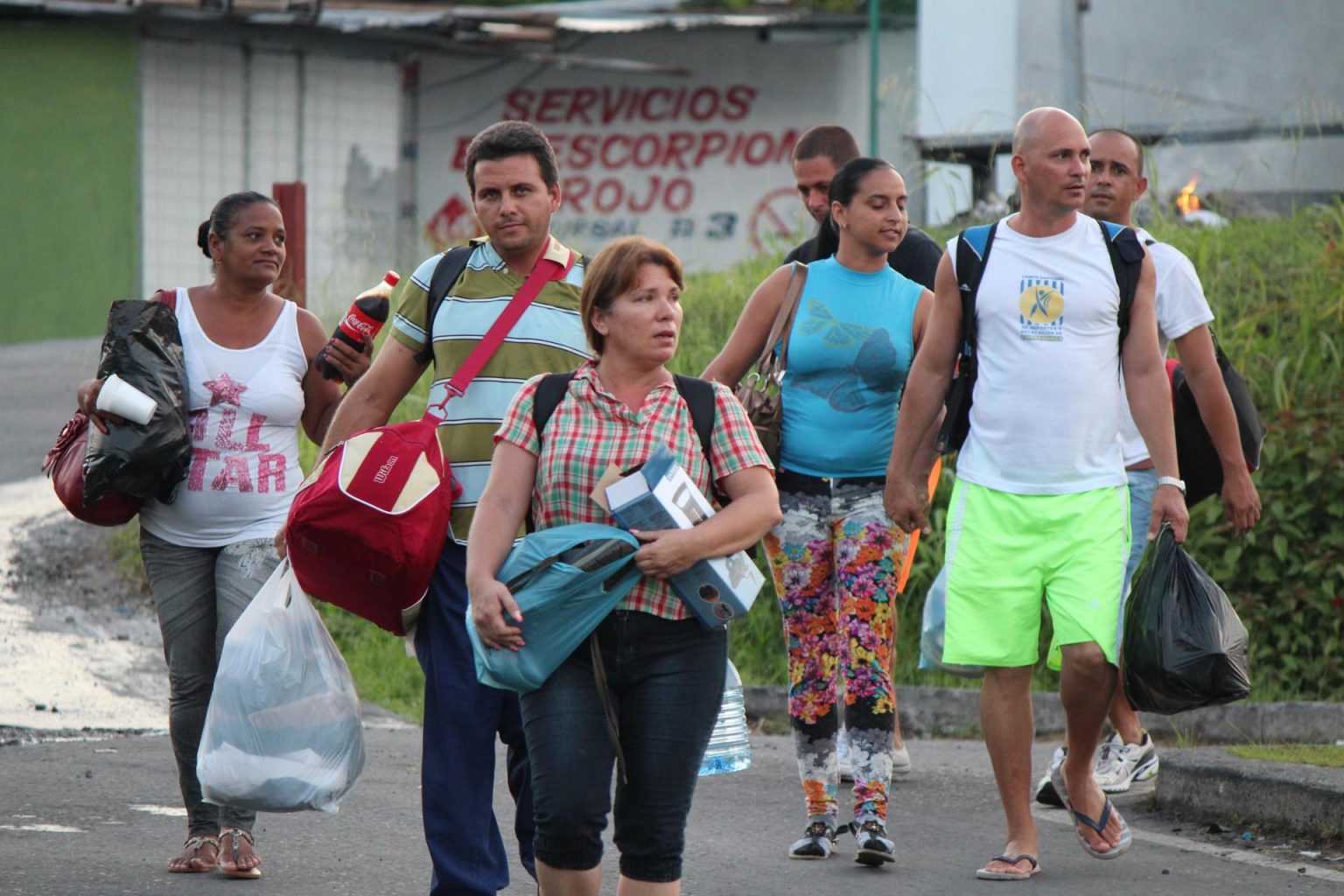 Vista de varios inmigrantes cubanos esperan ser ubicados en hoteles en Paso Canoas (Panamá). Imagen de archivo. EFE/Marcelino Rosario