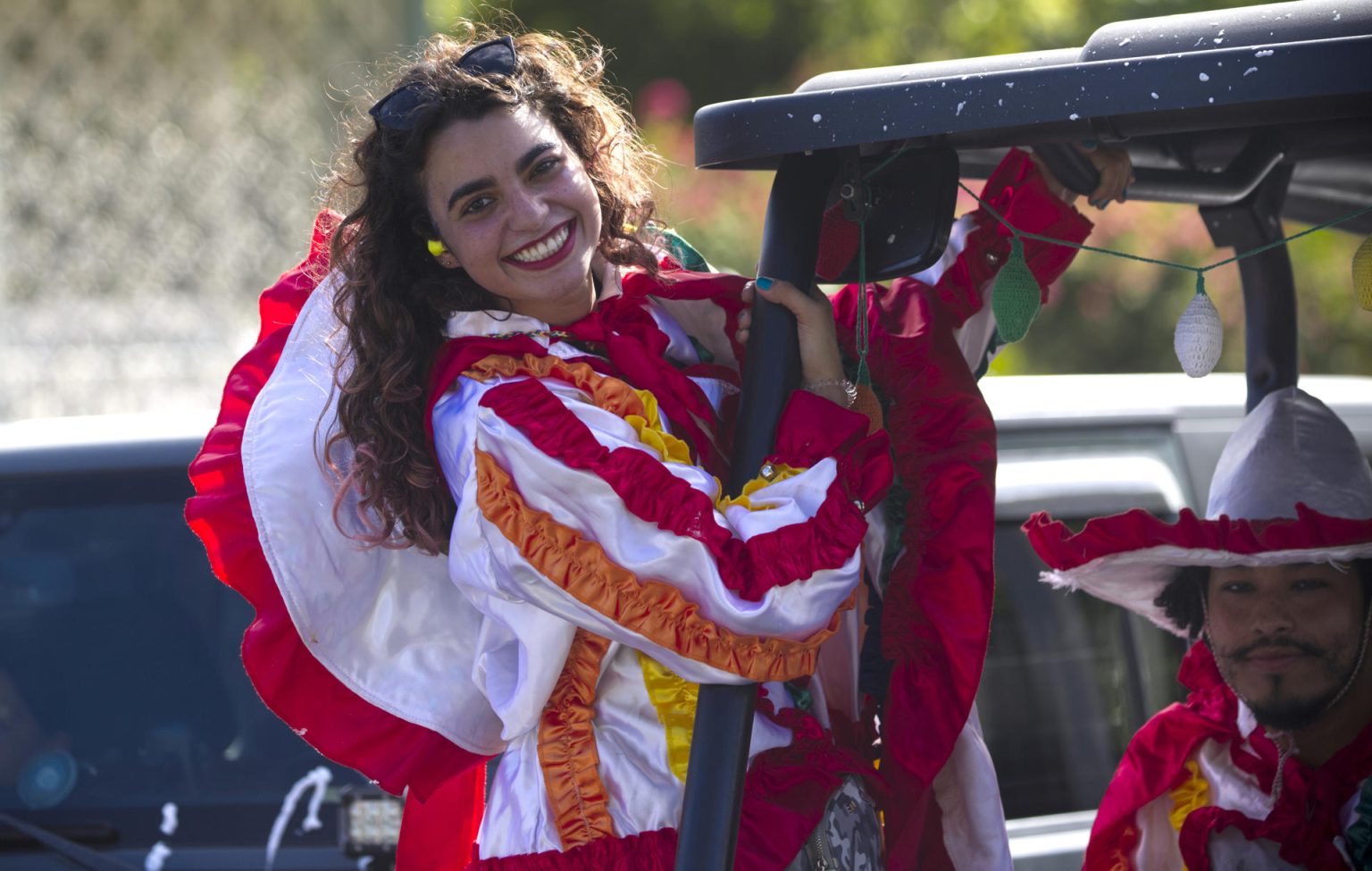 Una mujer participa del desfile del Festival de Las Máscaras, que conmemora el Día de los Inocentes, hoy, en Hatillo (Puerto Rico). EFE/ Thais Llorca