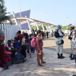 Migrantes permanecen esperando a los formatos migratorios hoy, en la ciudad de Tapachula, en el estado de Chiapas (México). EFE/ Juan Manuel Blanco