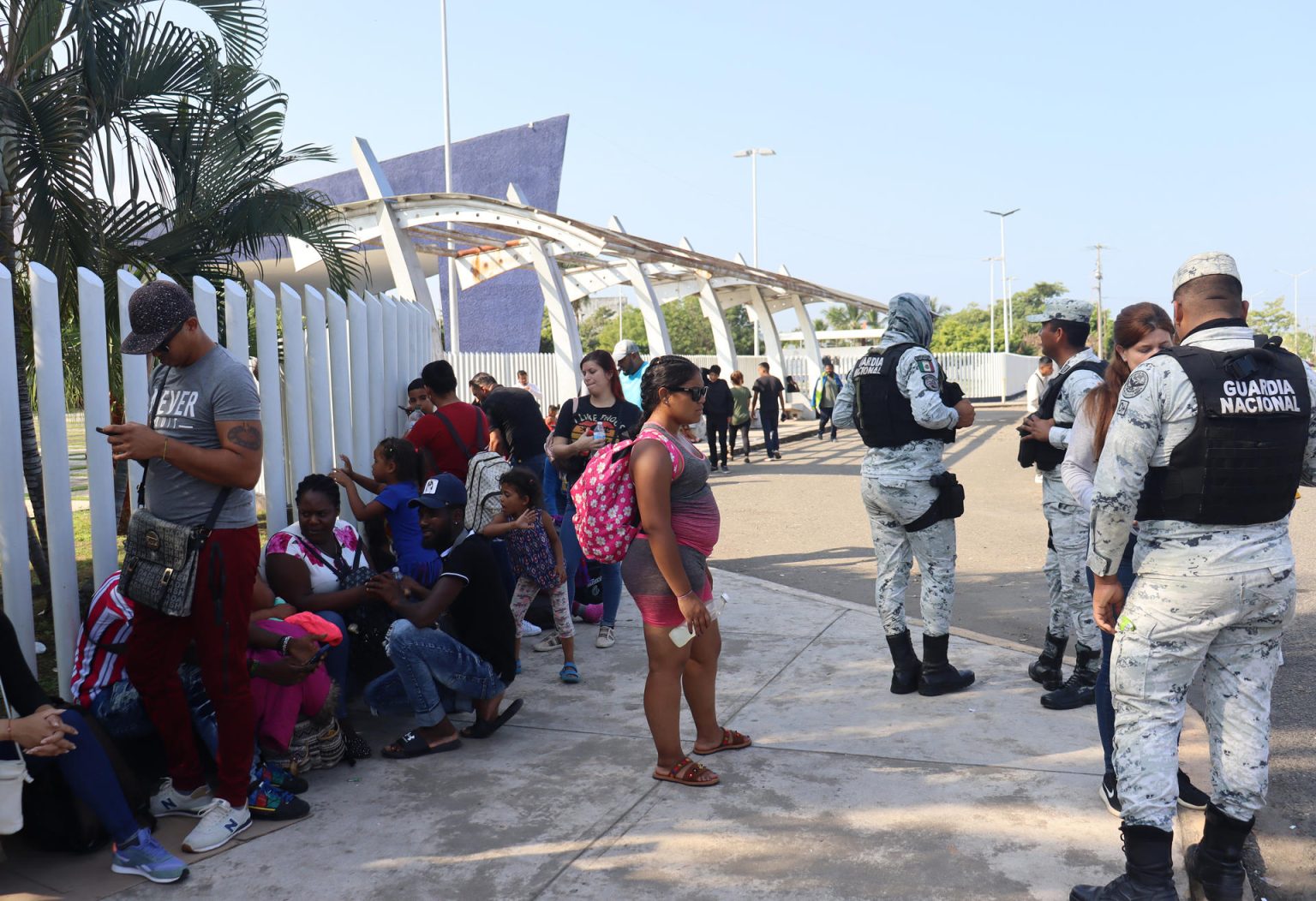 Migrantes permanecen esperando a los formatos migratorios hoy, en la ciudad de Tapachula, en el estado de Chiapas (México). EFE/ Juan Manuel Blanco